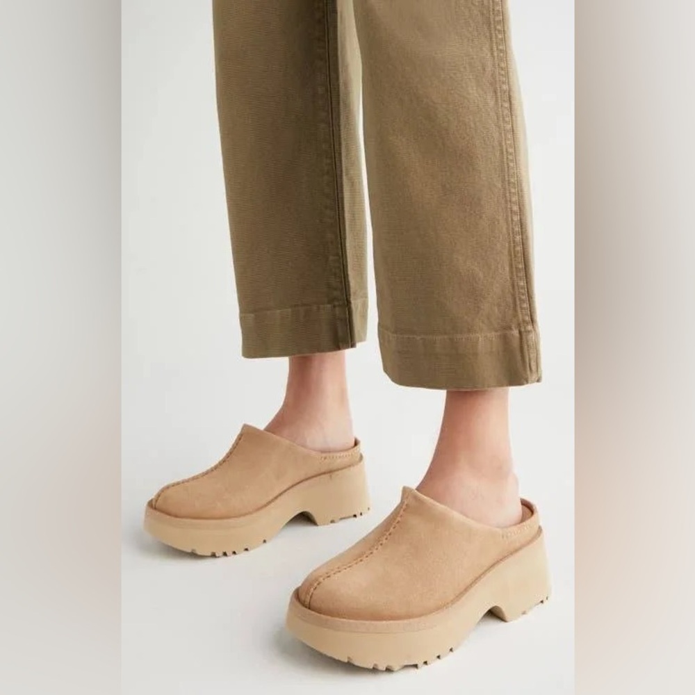 UGG Nee Heights Clog in Sand Size 9